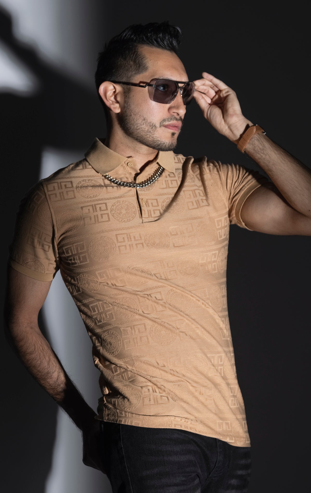  Men's regular-fit polo shirt with a Roman pattern. Available in black, white, and khaki.