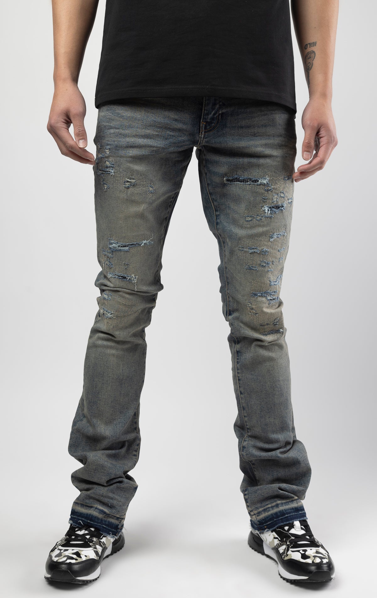 Death valley jeans with 3D wrinkles, rip and repair design