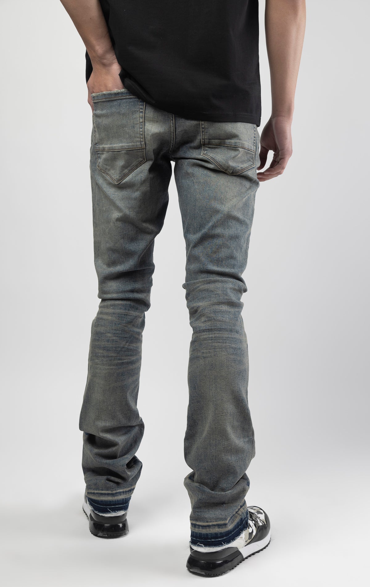 Death valley jeans with 3D wrinkles, rip and repair design