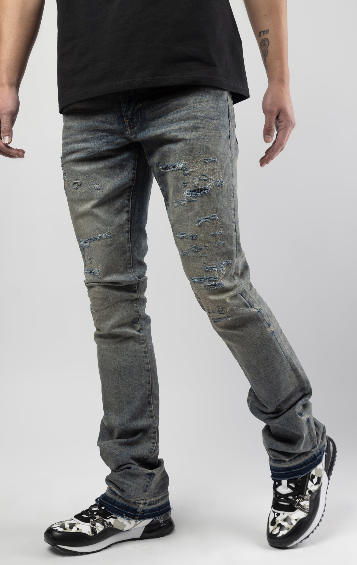 Death valley jeans with 3D wrinkles, rip and repair design