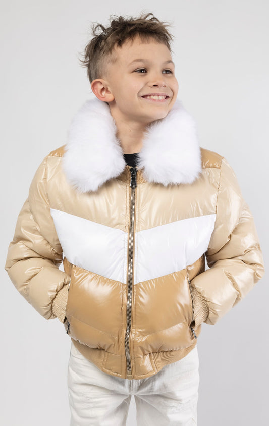 This kids' puffer jacket features a 100% nylon laqué shell, quilted padding, and 100% polyester lining. It also includes branded Jordan Craig zippers, dual side pockets with zipper closure, and a removable faux jackal fur collar.