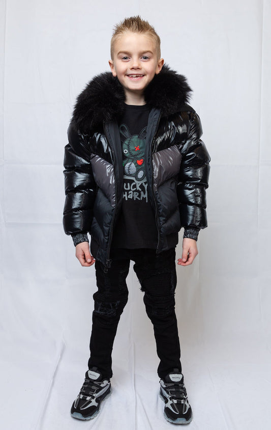 This  kids' puffer jacket features a 100% nylon laqué shell, quilted padding, and 100% polyester lining. It also includes branded Jordan Craig zippers, dual side pockets with zipper closure, and a removable faux jackal fur collar. 