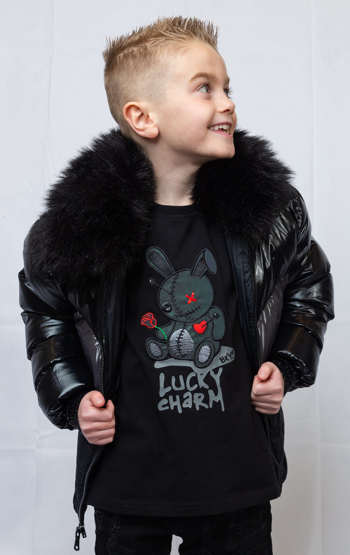 This  kids' puffer jacket features a 100% nylon laqué shell, quilted padding, and 100% polyester lining. It also includes branded Jordan Craig zippers, dual side pockets with zipper closure, and a removable faux jackal fur collar. 