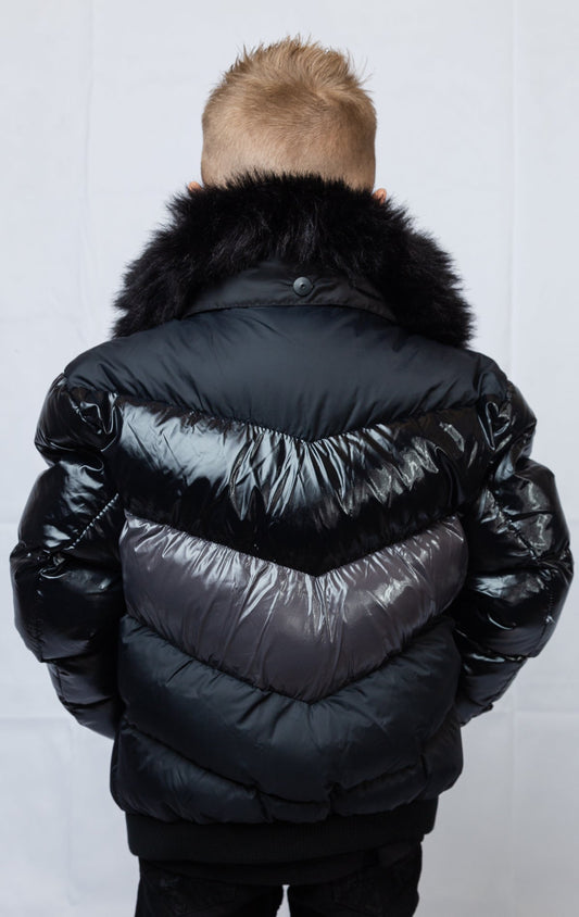 This  kids' puffer jacket features a 100% nylon laqué shell, quilted padding, and 100% polyester lining. It also includes branded Jordan Craig zippers, dual side pockets with zipper closure, and a removable faux jackal fur collar. 