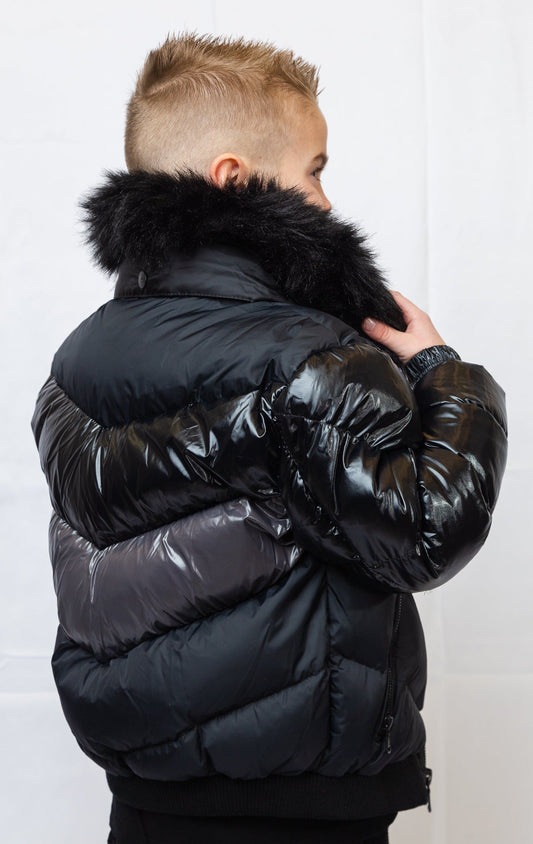 This  kids' puffer jacket features a 100% nylon laqué shell, quilted padding, and 100% polyester lining. It also includes branded Jordan Craig zippers, dual side pockets with zipper closure, and a removable faux jackal fur collar. 