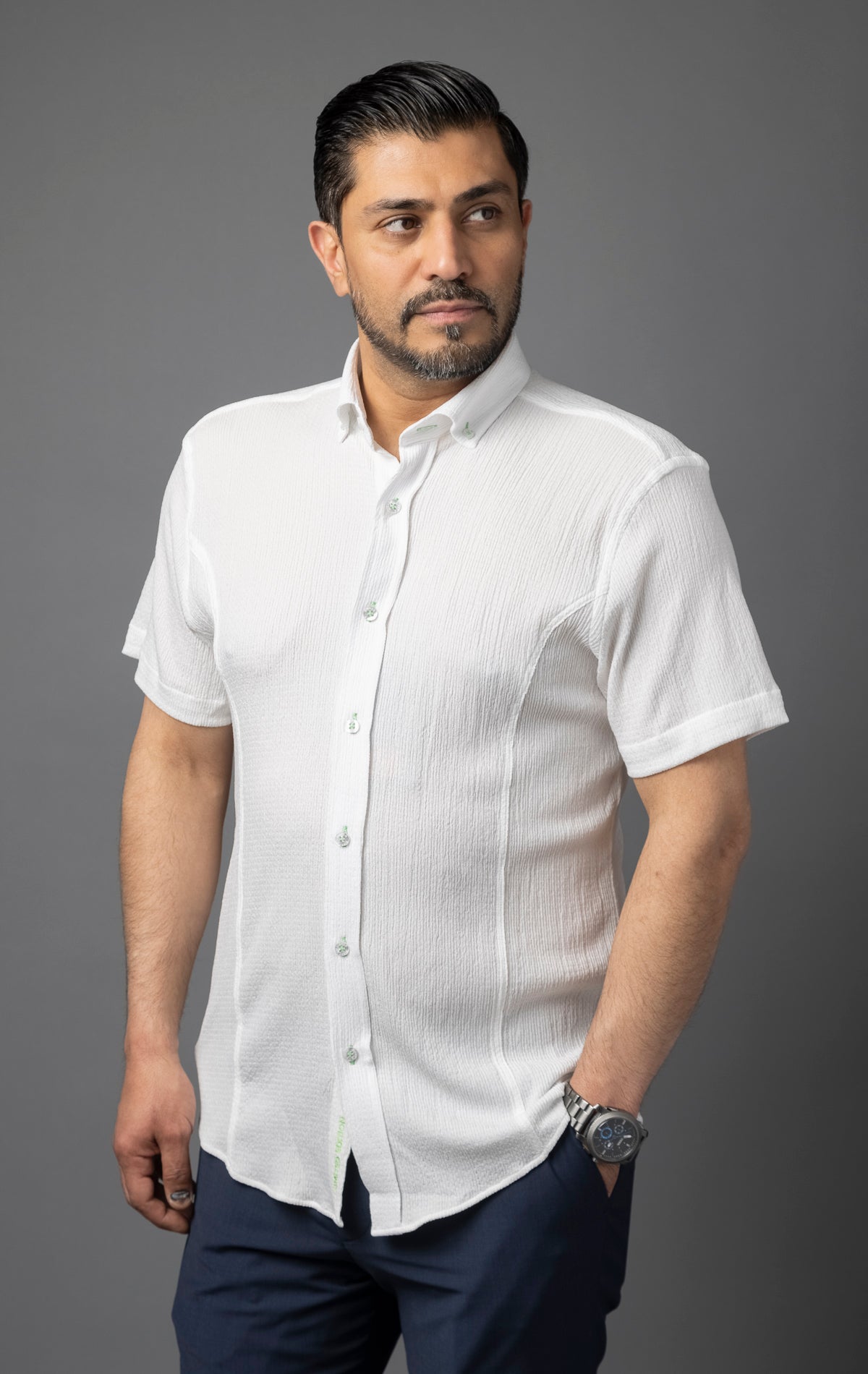 Casual button-up short sleeve shirt. Relaxed fit.