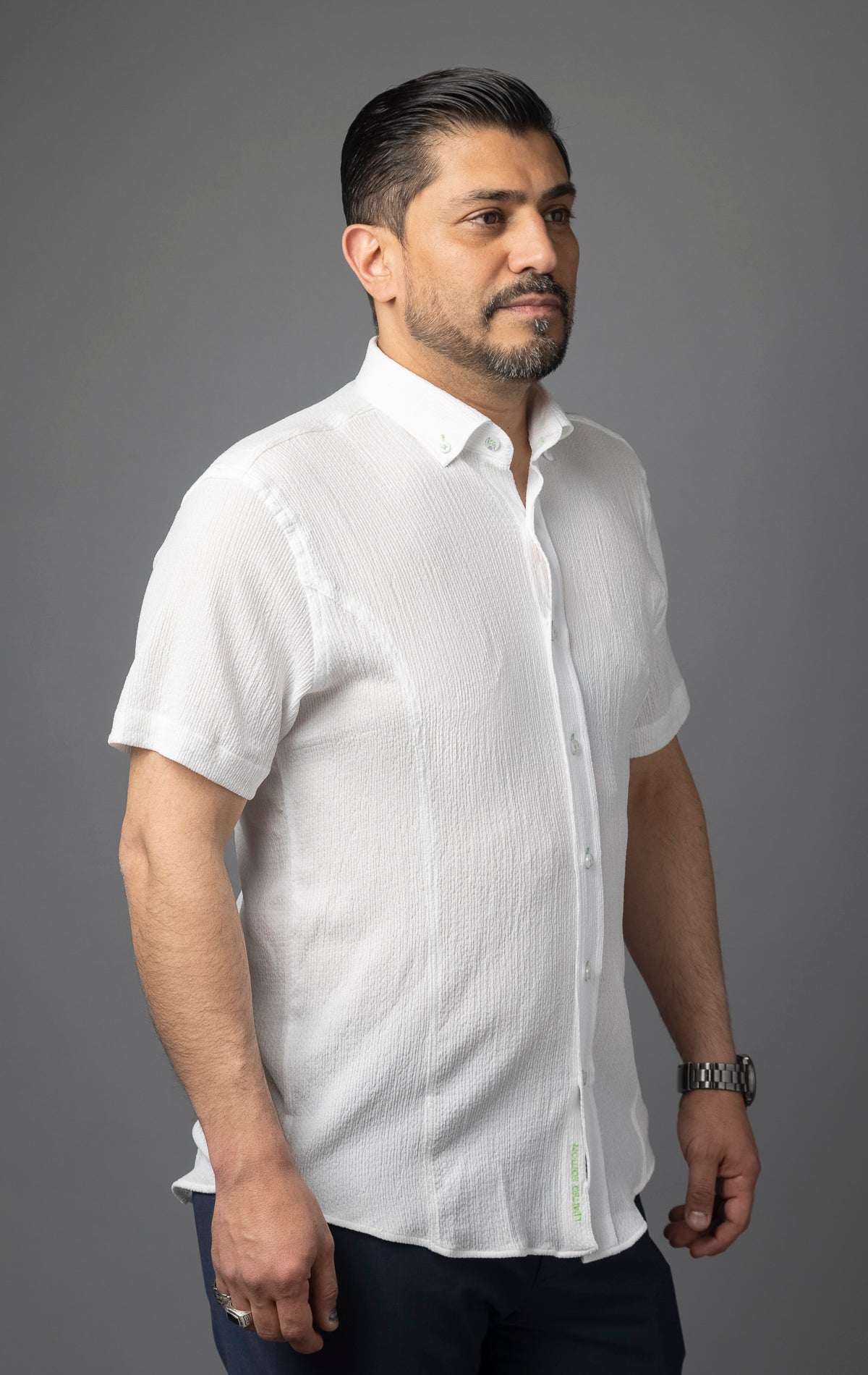 Casual button-up short sleeve shirt. Relaxed fit.