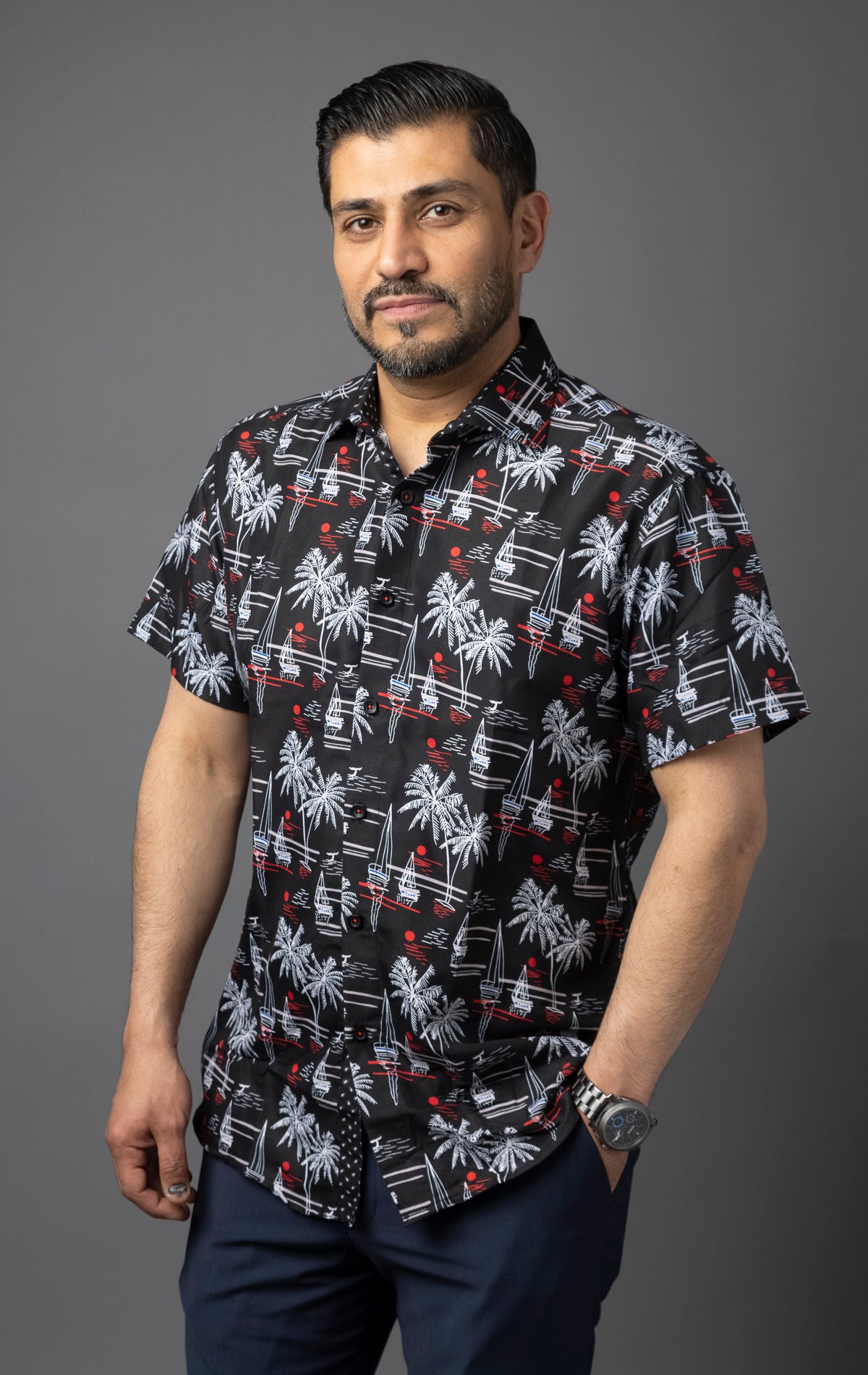 Floral button up short sleeve shirt with tailored waist, modern fit.