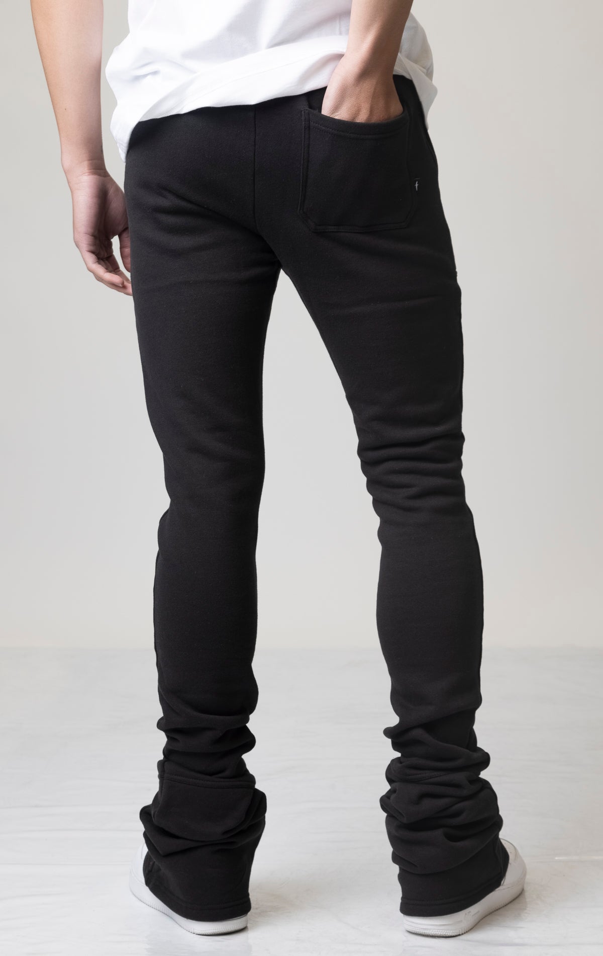 Black Core Dagger Super Stacked Joggers feature a unique, stacked leg design for a stylish look.  Subtle embroidered branding adds a touch of detail. The joggers are made from a comfortable blend of 80% cotton and 20% polyester for all-day wear. An elastic waistband and pockets offer both convenience and functionality.