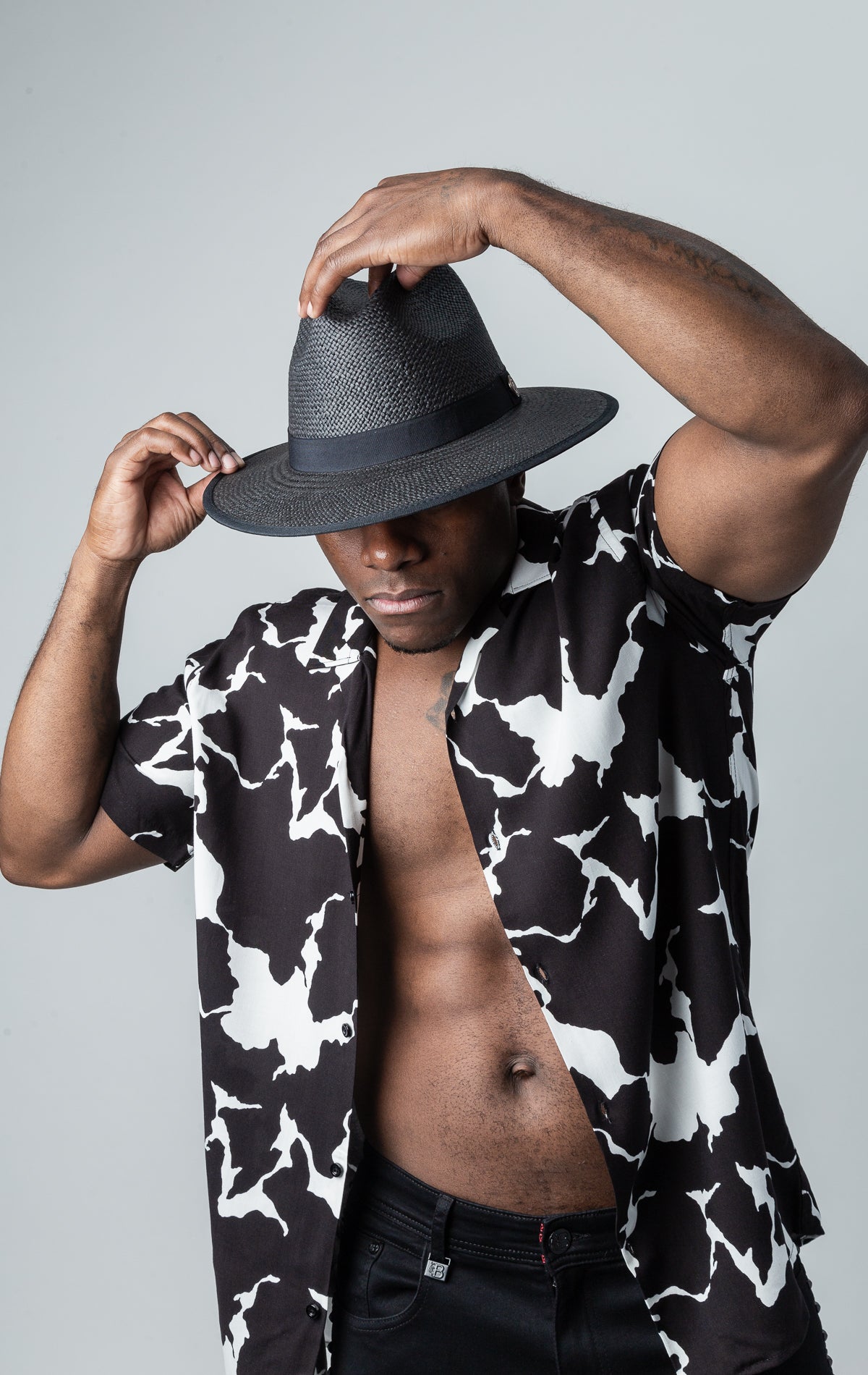 Limited edition natural straw fedora with 2.5" snap brim and contrasting under brim from the Empire Collection.