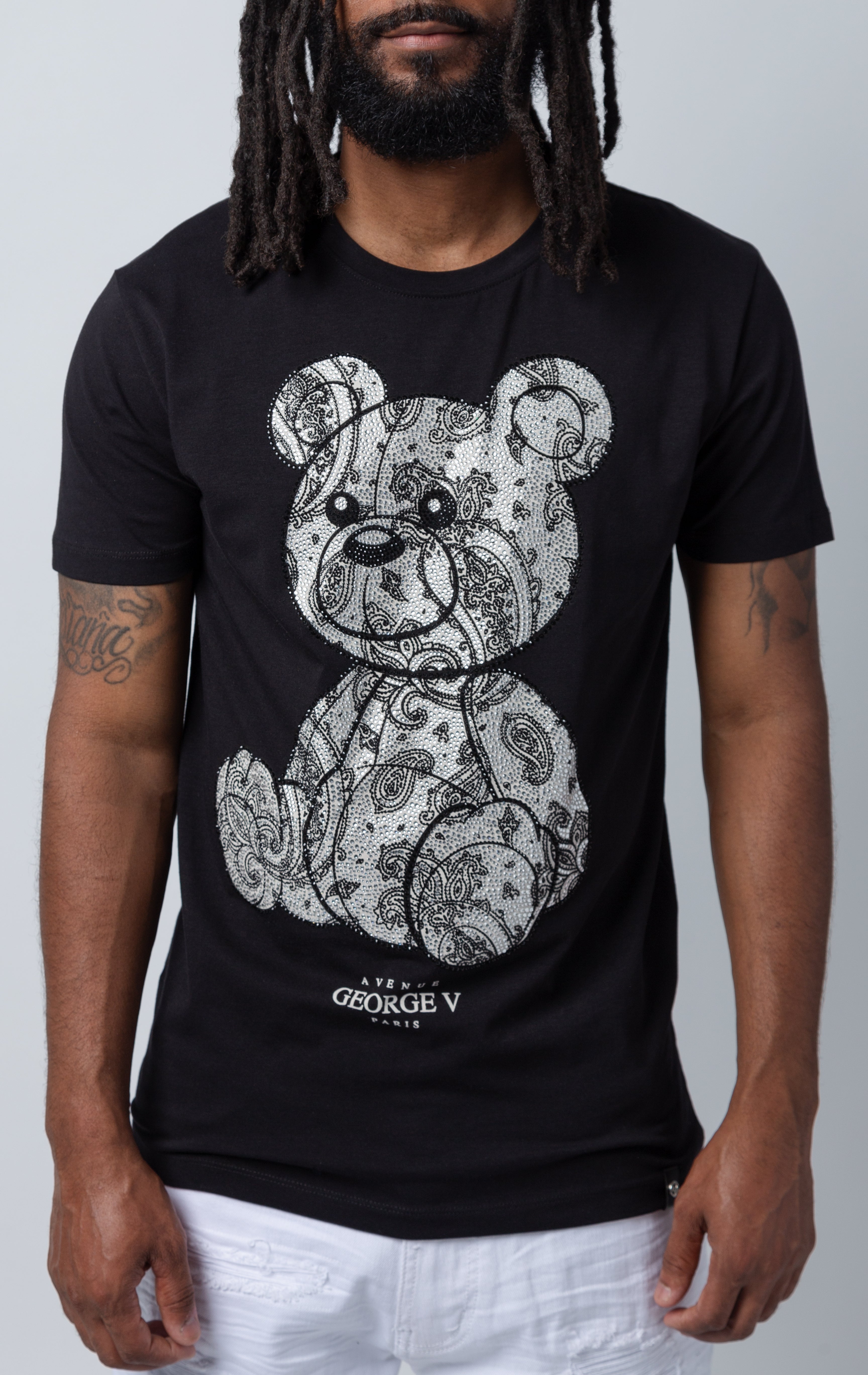 Black George V Paisley Teddy T-Shirt, designed with a baroque pattern adorned with sparkling rhinestones. Crafted with quality materials, this T-shirt offers superior comfort and durability.
