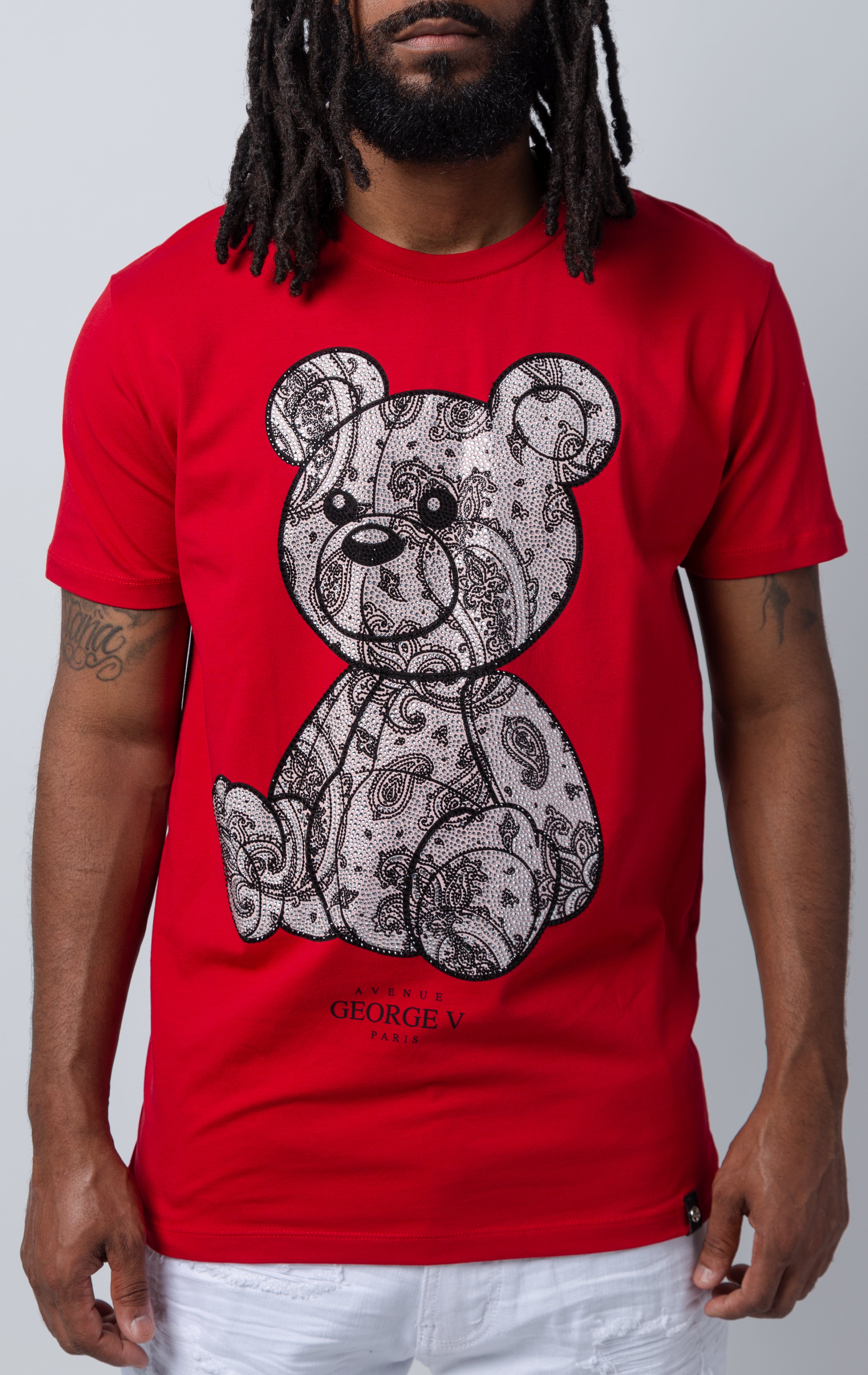 Red George V Paisley Teddy T-Shirt, designed with a baroque pattern adorned with sparkling rhinestones. Crafted with quality materials, this T-shirt offers superior comfort and durability.