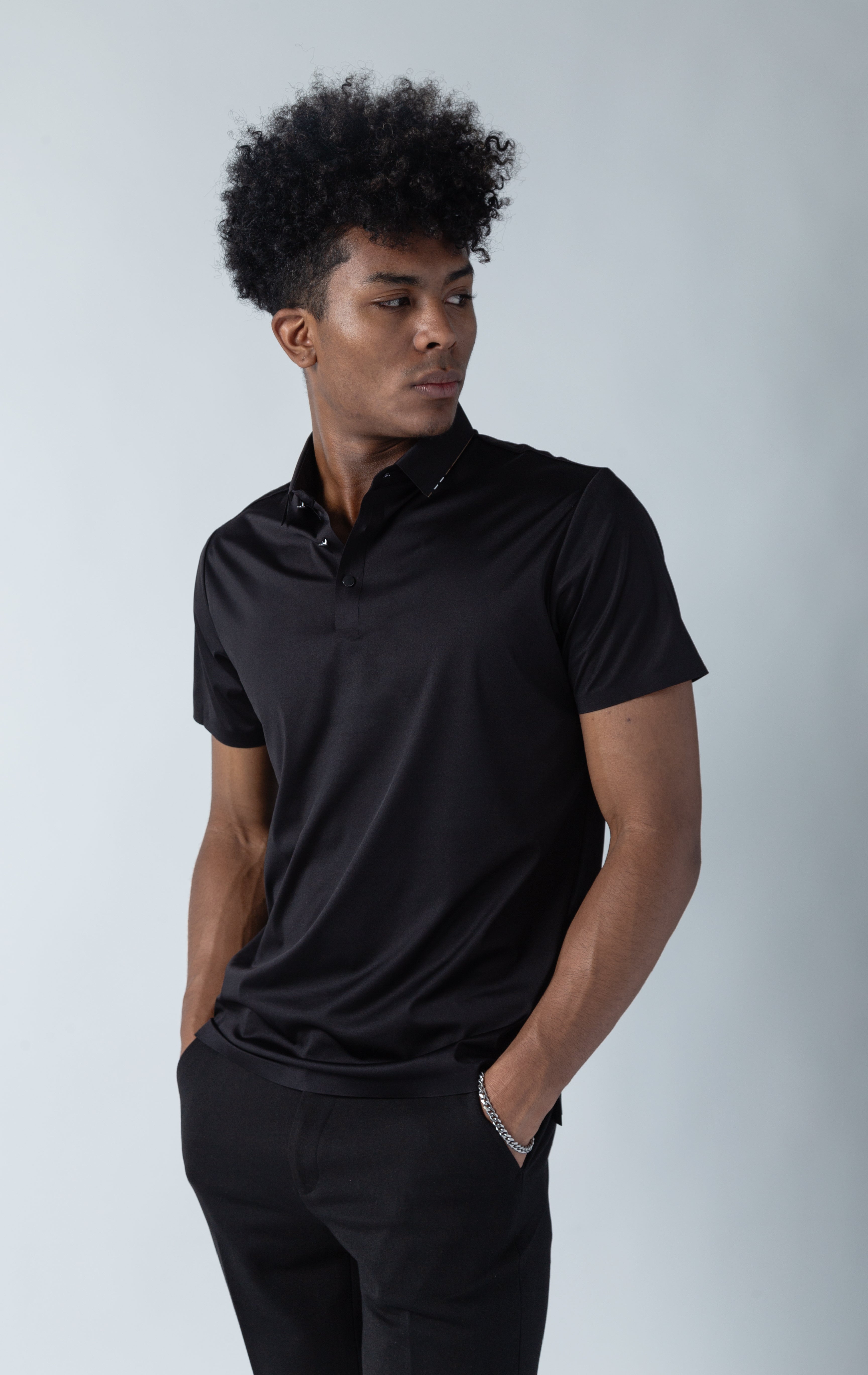 Black polo shirt with a line on the collar and 3 buttons closure collar with a contrasted accent.