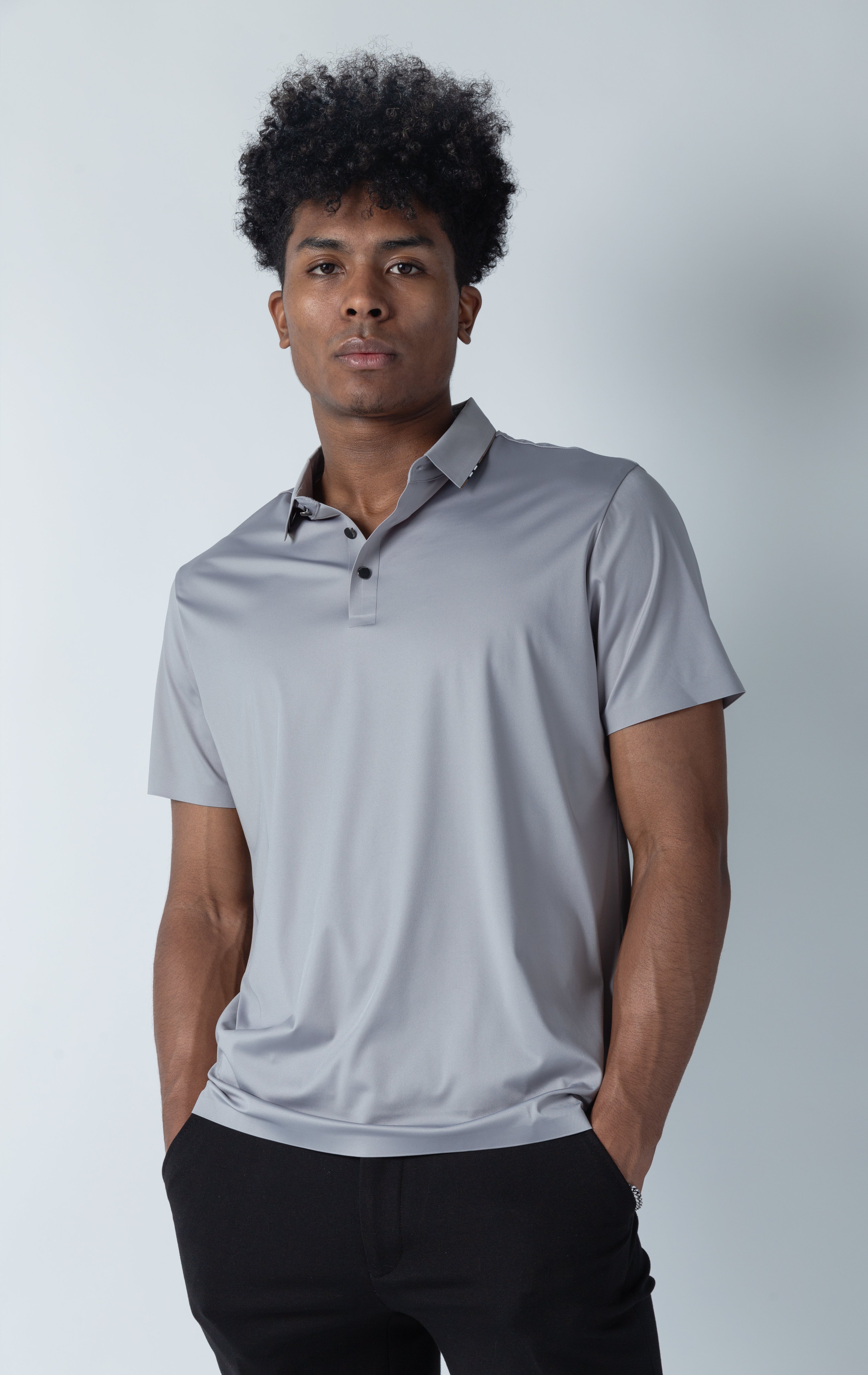 Grey polo shirt with a line on the collar and 3 buttons closure collar with a contrasted accent.