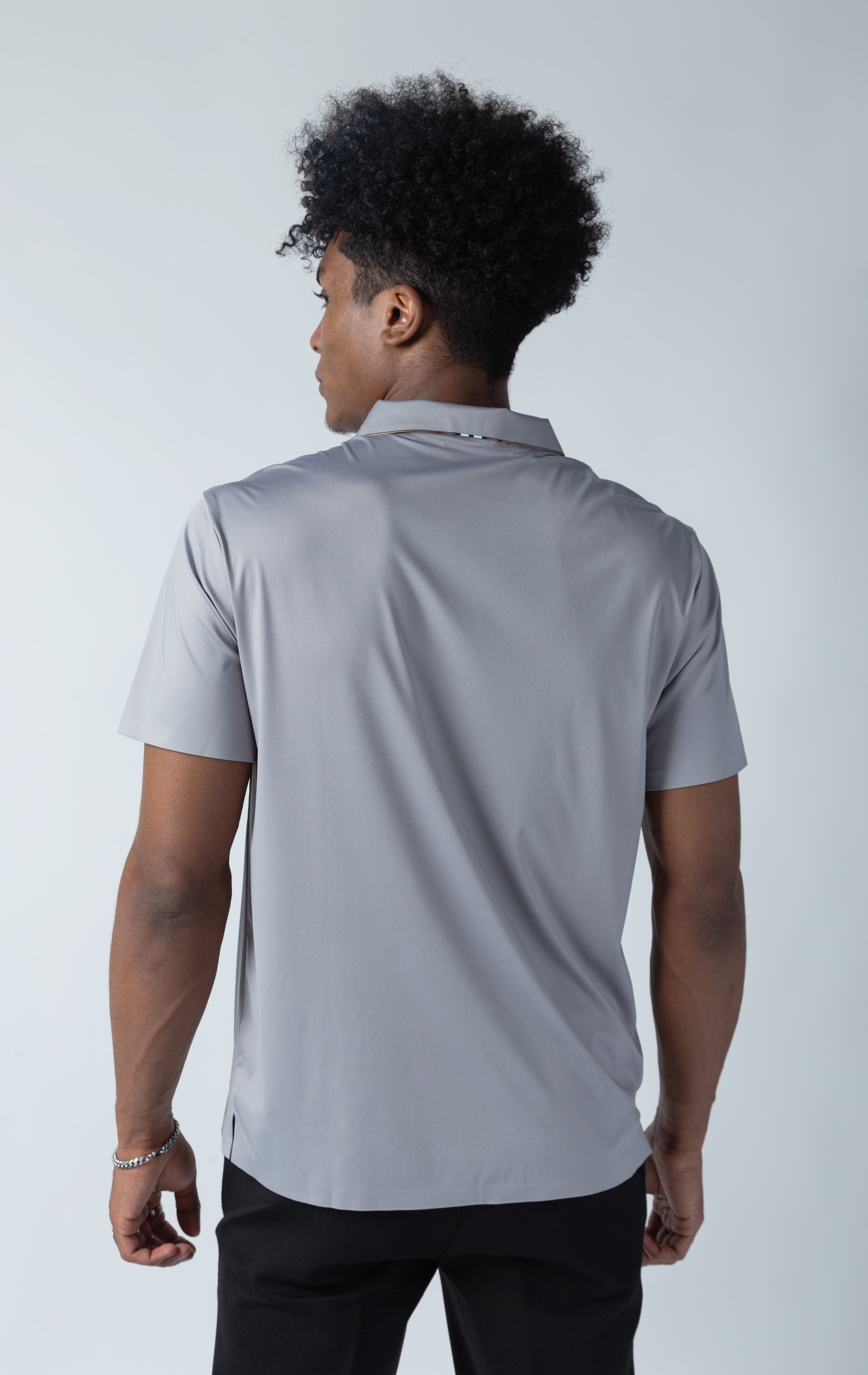 Grey polo shirt with a line on the collar and 3 buttons closure collar with a contrasted accent.