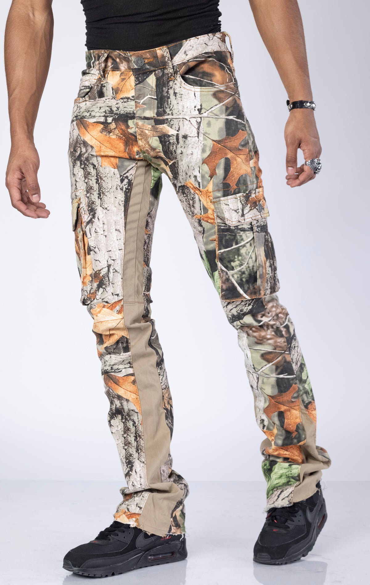 Super Skinny Camo Jeans. Made from a blend of 98% cotton and 2% elastane. Features a tight fit from waist to thigh, extended inseam, large double cargo pockets, and a camo print.