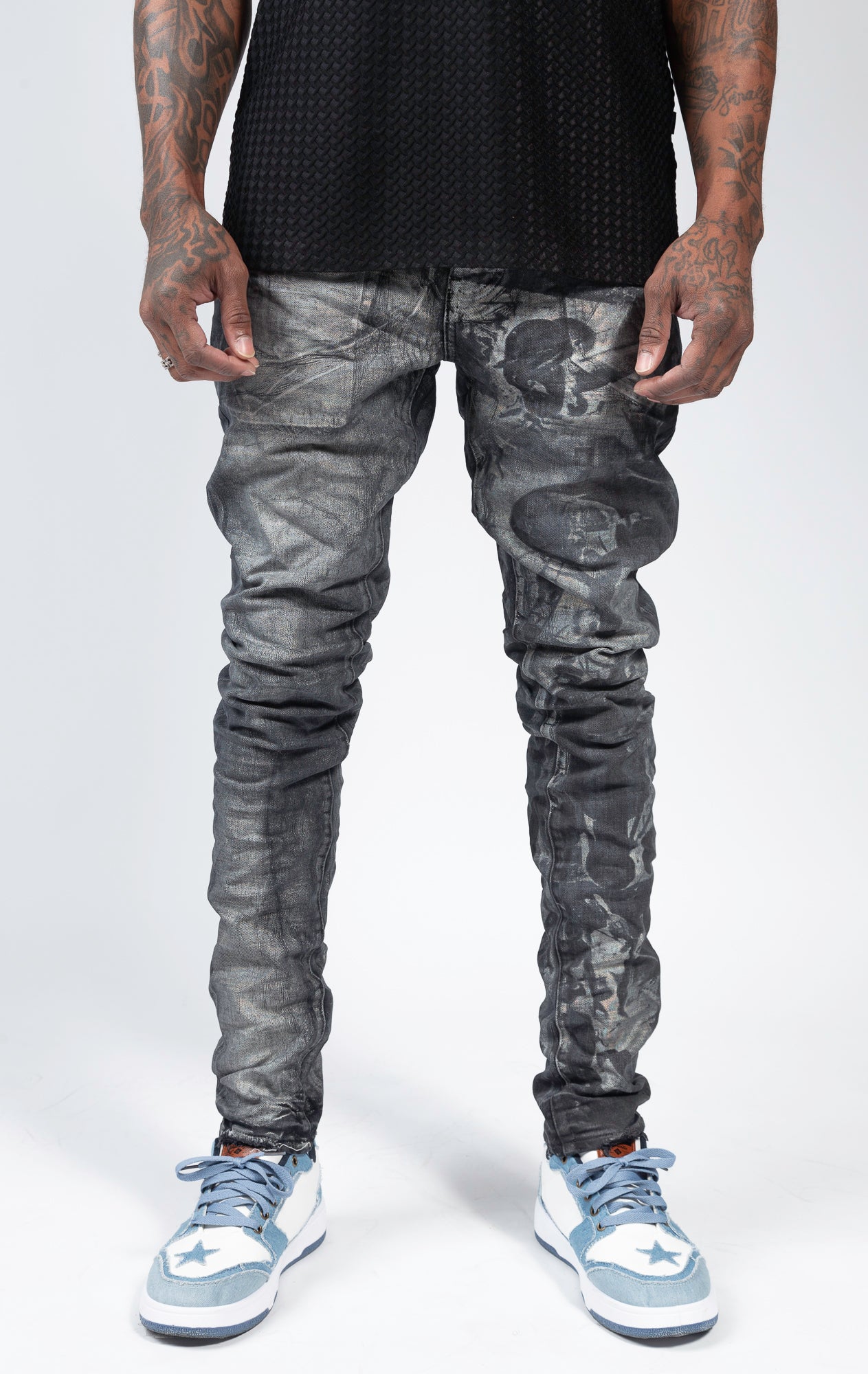 Black jean wash low-rise skinny jeans with distressed detailing