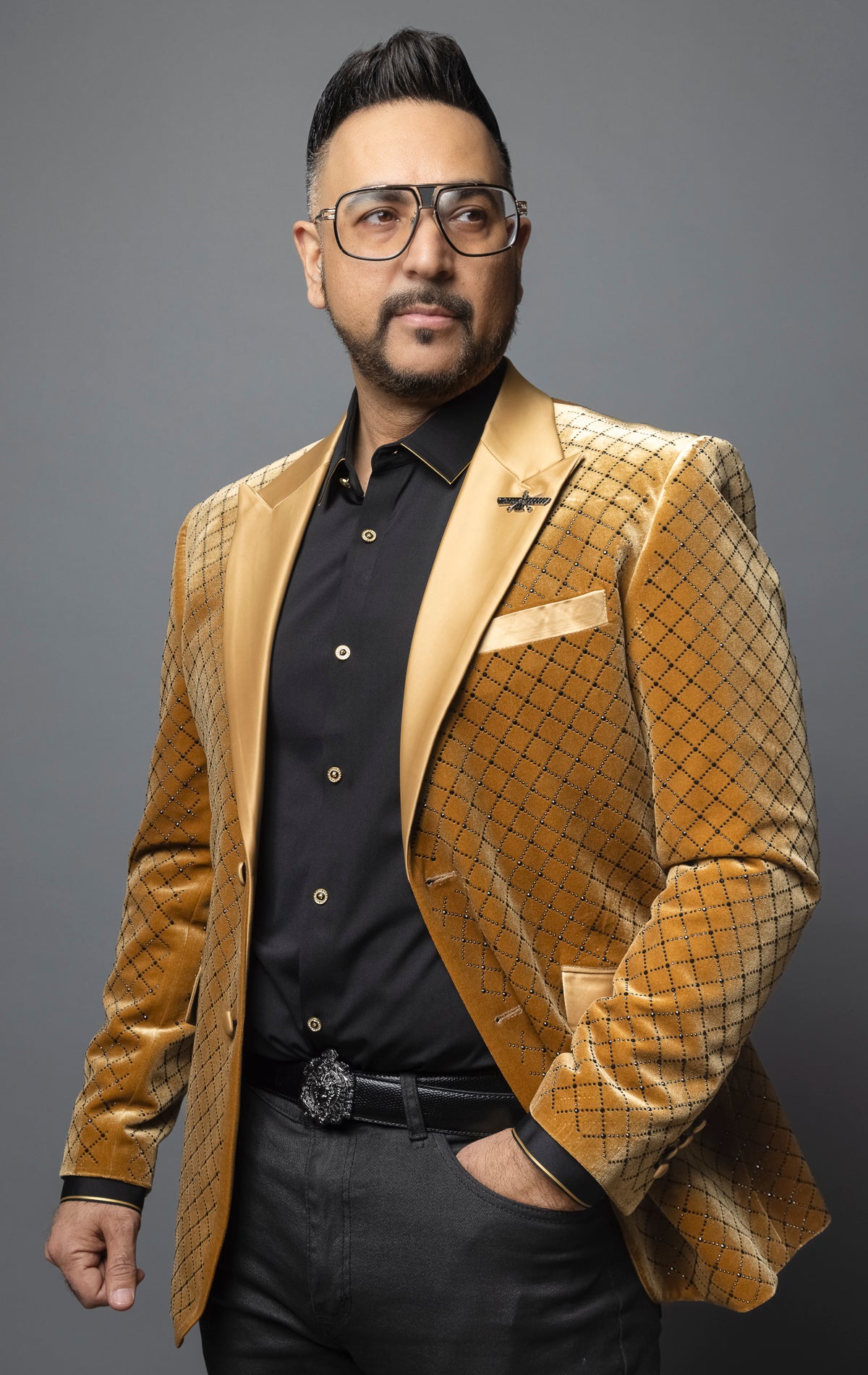 This jacket features a slim fit, with a narrow point-to-point shoulder measurement and higher armholes for a modern silhouette. Its diamond-shaped design and notch lapel add a touch of sophistication. The long sleeves, two-button closure, and four-button cuffs provide a classic look, while the front welt chest and hip pockets offer practicality. Additionally, there is an interior pocket for extra storage.