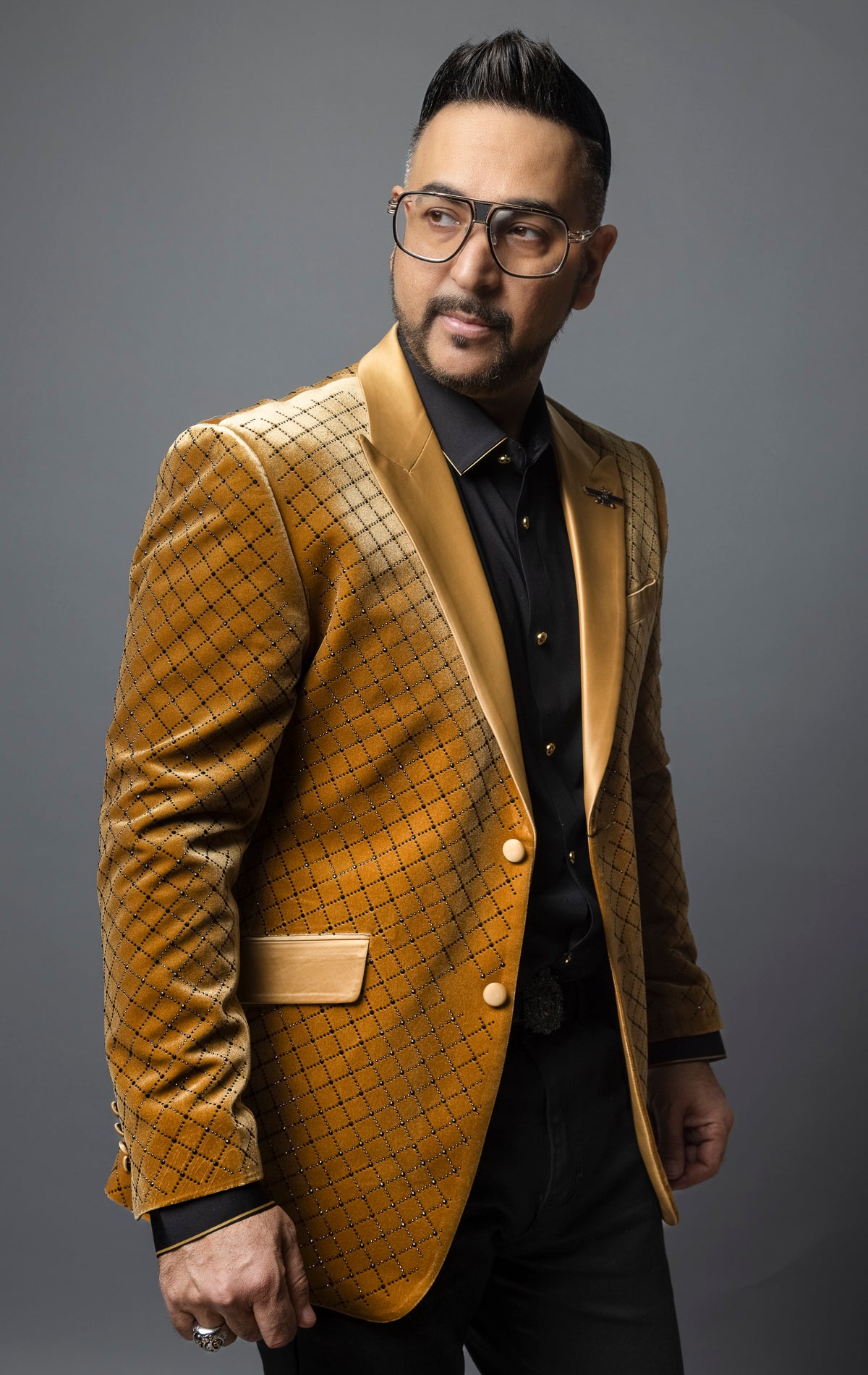 This jacket features a slim fit, with a narrow point-to-point shoulder measurement and higher armholes for a modern silhouette. Its diamond-shaped design and notch lapel add a touch of sophistication. The long sleeves, two-button closure, and four-button cuffs provide a classic look, while the front welt chest and hip pockets offer practicality. Additionally, there is an interior pocket for extra storage.