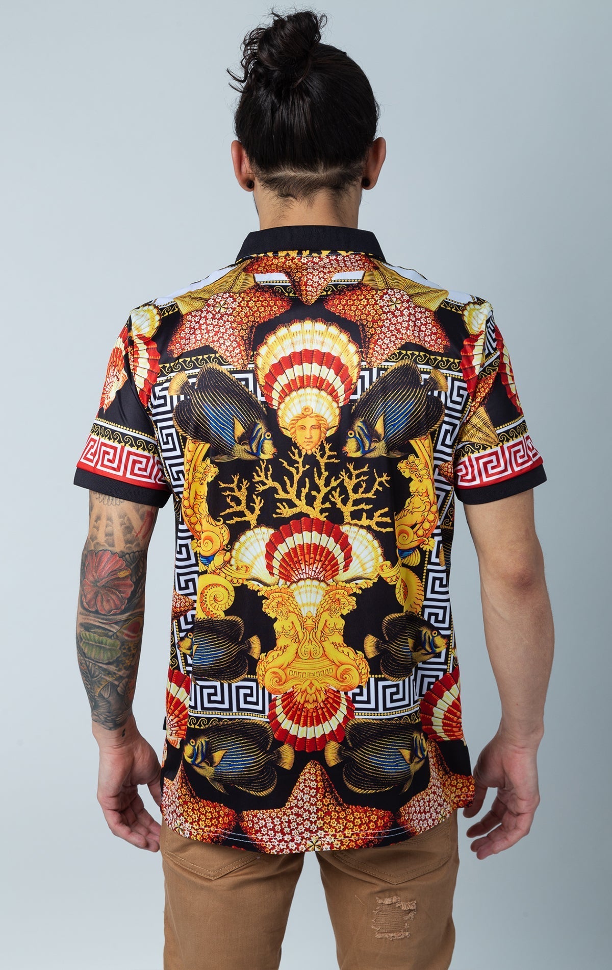 Men's short-sleeve polo shirt with Medusa, Greek key, fishes, and ocean print, featuring a contrasting royal collar and three-button closure.