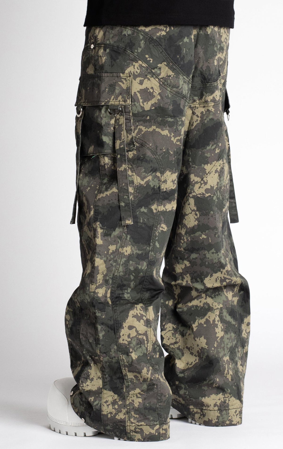 Camo Extra Baggy Cargo Pants V3. Features a loose fit, multiple pockets, adjustable waist strings, and a camo pattern