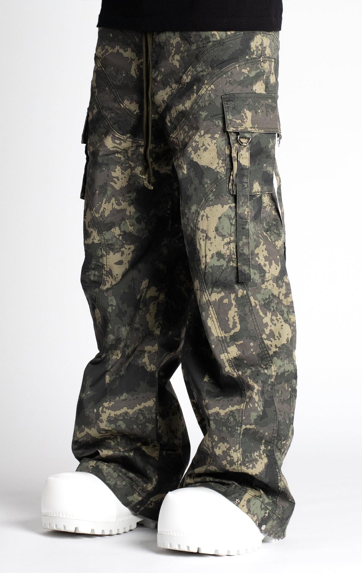 Camo Extra Baggy Cargo Pants V3. Features a loose fit, multiple pockets, adjustable waist strings, and a camo pattern