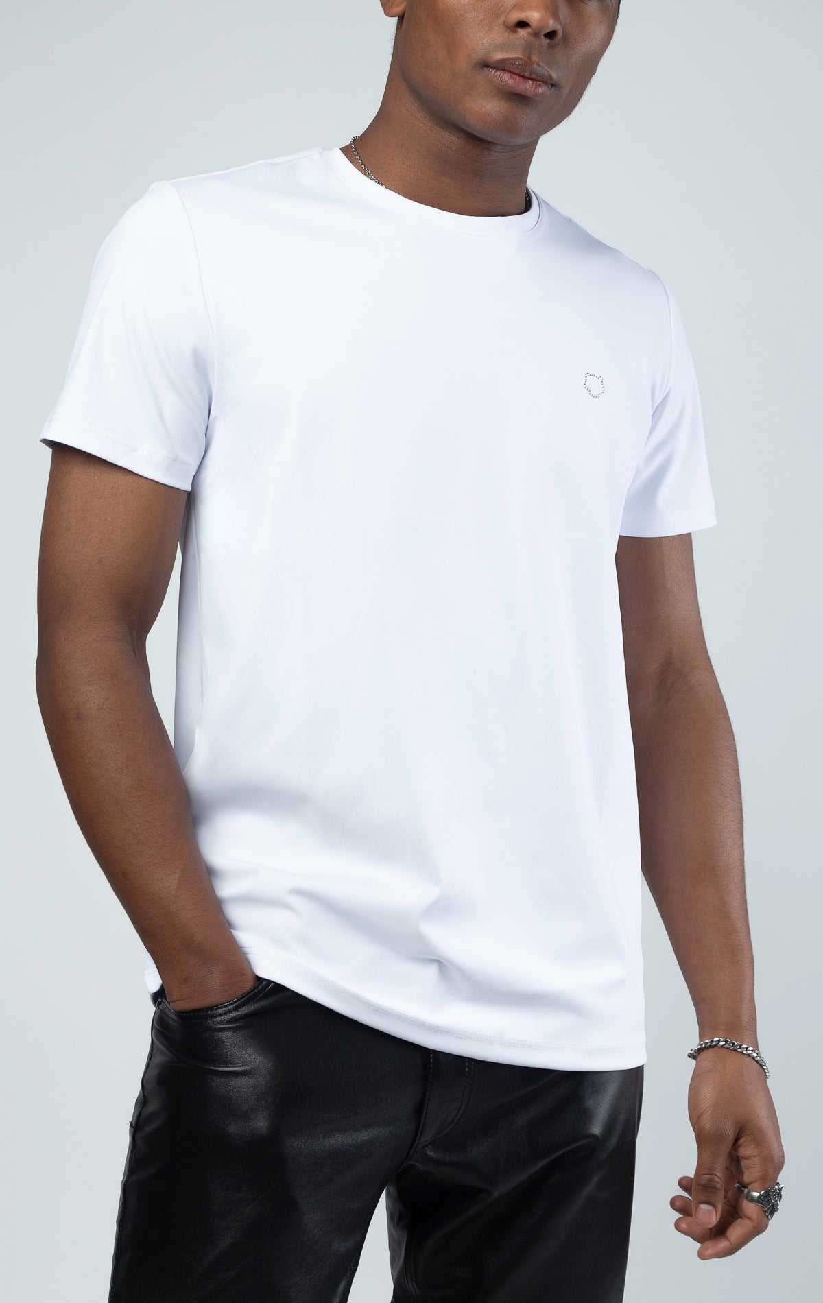 Elegant and comfortable men's tee in smooth fabric, perfect for casual and formal occasions