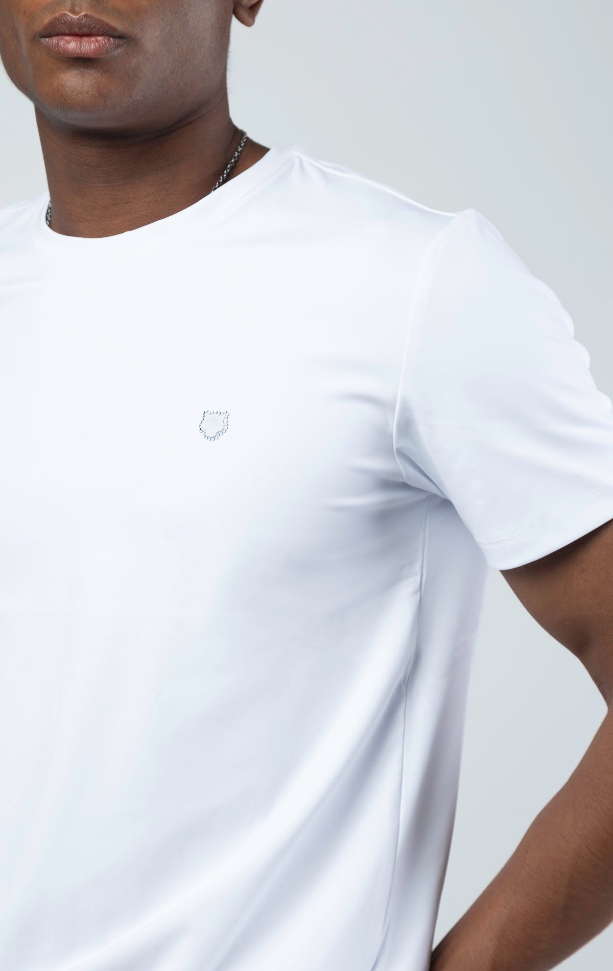 Elegant and comfortable men's tee in smooth fabric, perfect for casual and formal occasions
