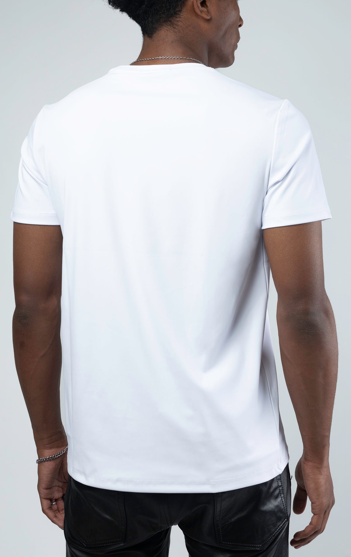 Elegant and comfortable men's tee in smooth fabric, perfect for casual and formal occasions