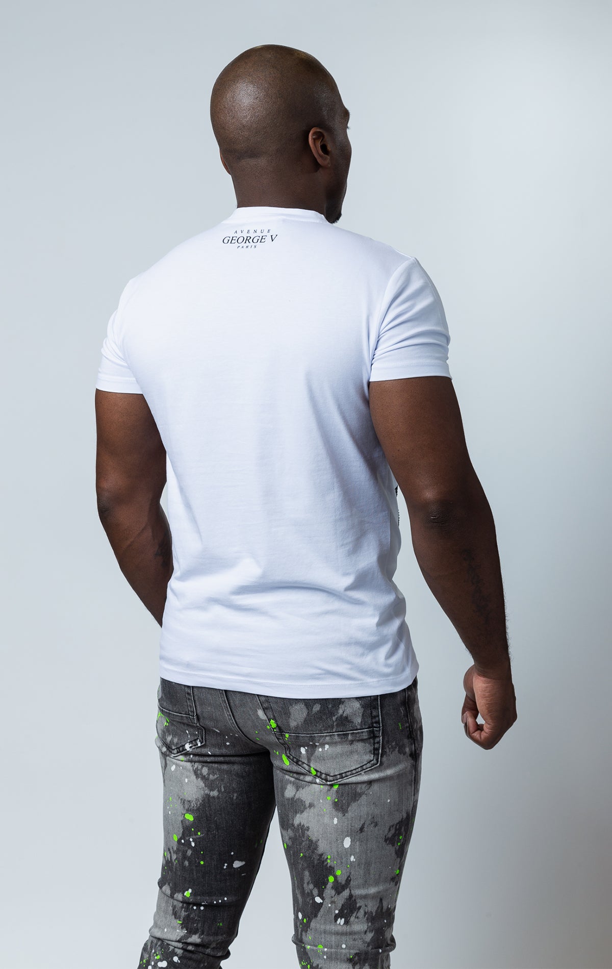 White George V Paisley Teddy T-Shirt, designed with a baroque pattern adorned with sparkling rhinestones. Crafted with quality materials, this T-shirt offers superior comfort and durability.
