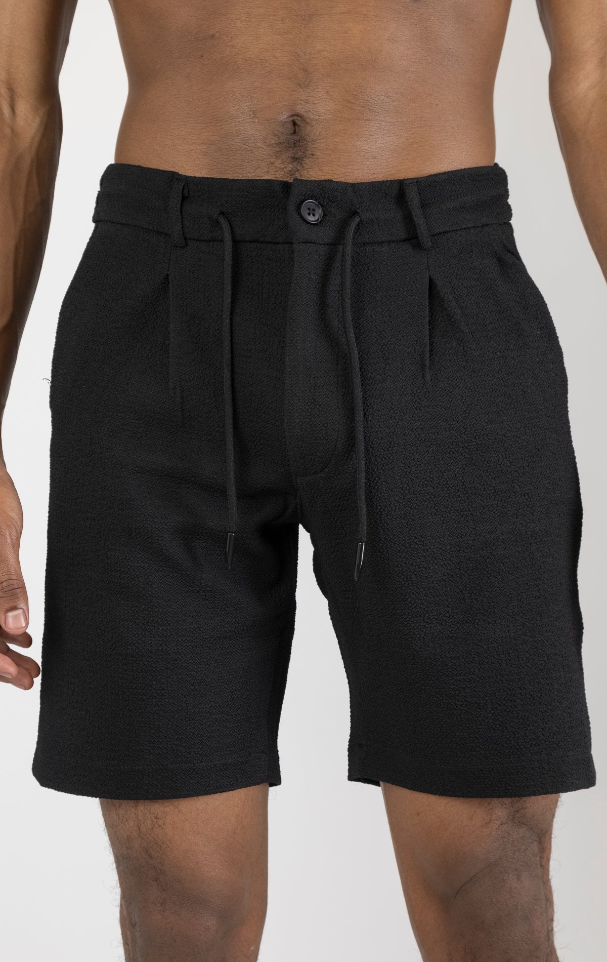 Men's elegant everyday shorts in black. The shorts are made from a blend of polyester (74%), viscose (24%), and elastane (2%) and feature a tailored fit and a versatile length.