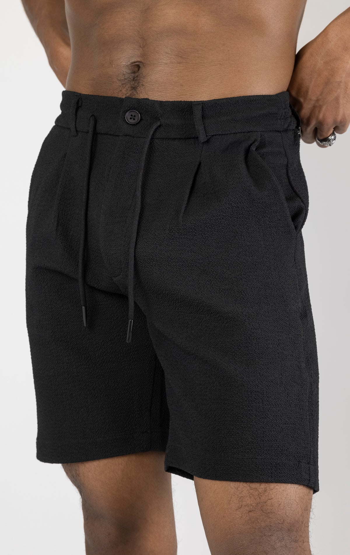 Men's elegant everyday shorts in black. The shorts are made from a blend of polyester (74%), viscose (24%), and elastane (2%) and feature a tailored fit and a versatile length.