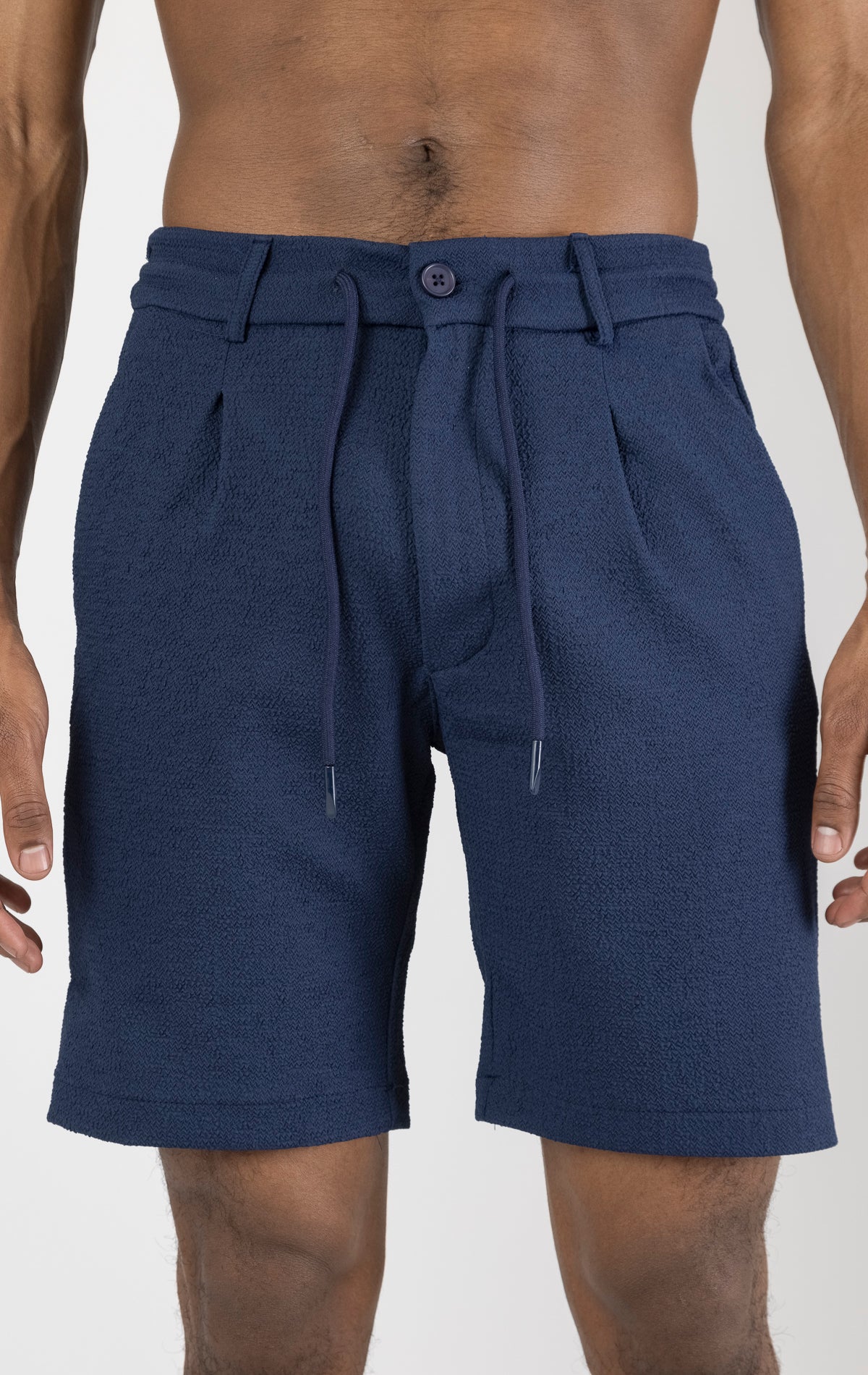 Men's elegant everyday shorts in navy. The shorts are made from a blend of polyester (74%), viscose (24%), and elastane (2%) and feature a tailored fit and a versatile length.