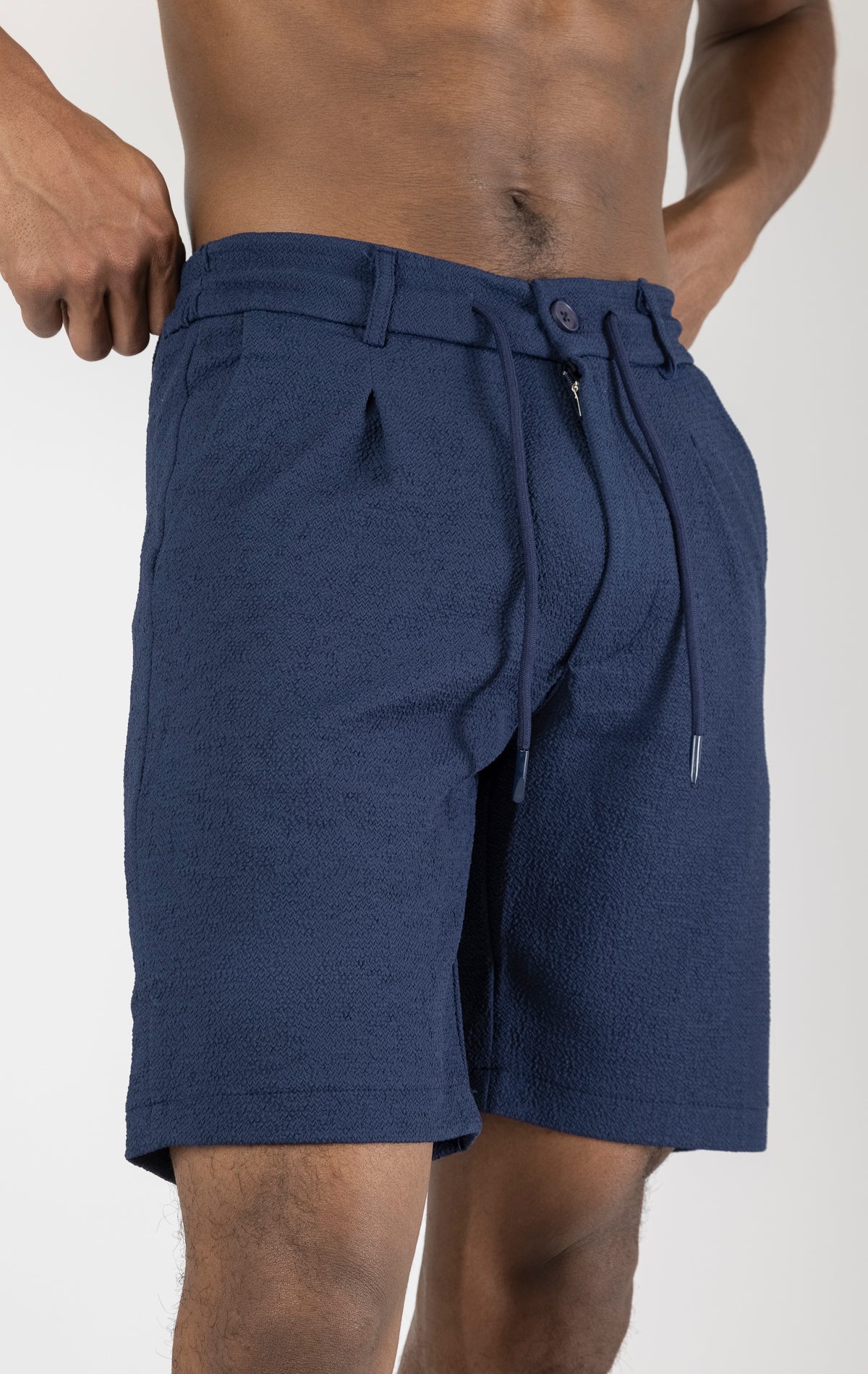 Men's elegant everyday shorts in navy. The shorts are made from a blend of polyester (74%), viscose (24%), and elastane (2%) and feature a tailored fit and a versatile length.