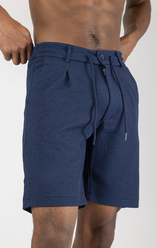 Men's elegant everyday shorts in navy. The shorts are made from a blend of polyester (74%), viscose (24%), and elastane (2%) and feature a tailored fit and a versatile length.