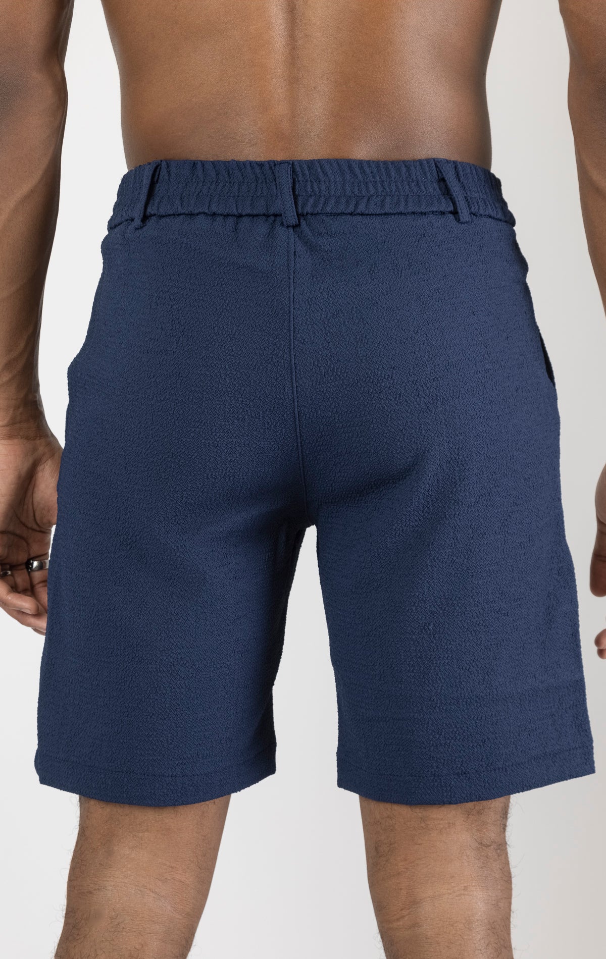 Men's elegant everyday shorts in navy. The shorts are made from a blend of polyester (74%), viscose (24%), and elastane (2%) and feature a tailored fit and a versatile length.